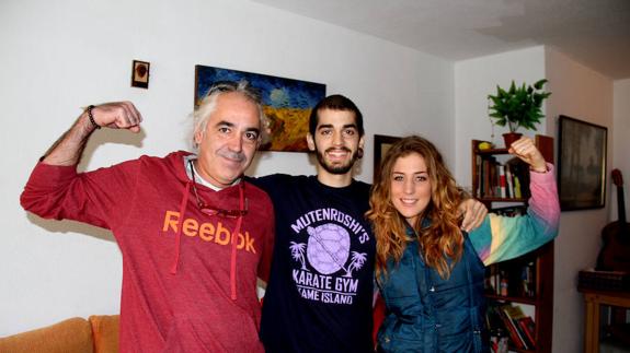 Pablo Ráez, en el centro, junto a su padre y su novia