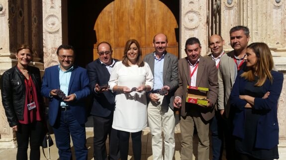 La presidenta andaluza, Susana Díaz, ayer con diputados, alcaldes y parlamentarios socialistas. :: sur
