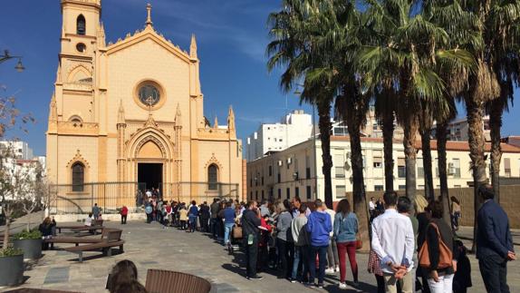 Colas esta mañana a las puertas de San Pablo.