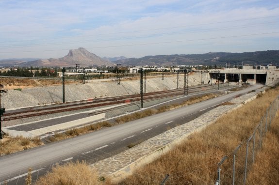 Imagen actual de las vías junto a la futura estación del AVE en Antequera. :