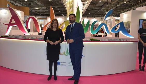 La presidenta de la Junta y el consejero de Turismo, en la inauguración del expositor de Andalucía en la WTM de Londres.