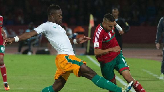 En-Nesyri regatea a Lamine Koné en el duelo del sábado.