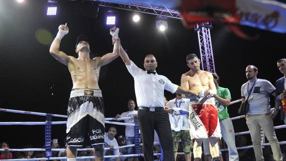 Benítez, tras ganar el cinturón nacional superwelter el pasado verano, señala al cielo en homenaje a su amigo Óscar. 