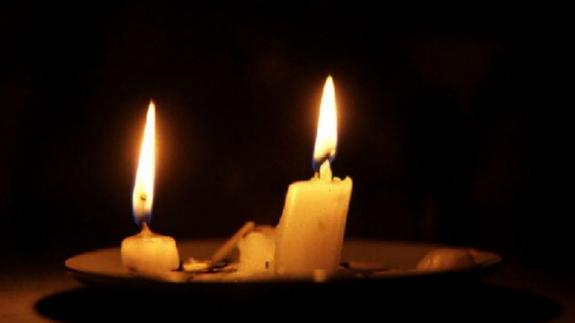 Fallece una anciana a la que habían cortado la luz tras incendiarse su casa con una vela