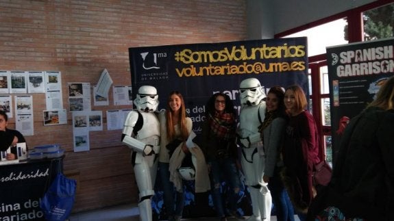 Voluntarios haciéndose fotos con la Legión 501 en la Facultad de Ciencias de la Comunicación. :: l. palomo