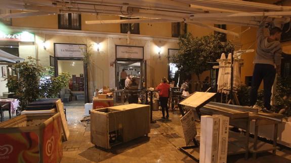 El bar Cheers cierra tras 17 años en la plaza del Obispo y se convierte en una taberna malagueña