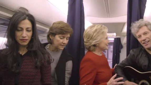 Hillary Clinton y su equipo en el avión el día antes de las elecciones