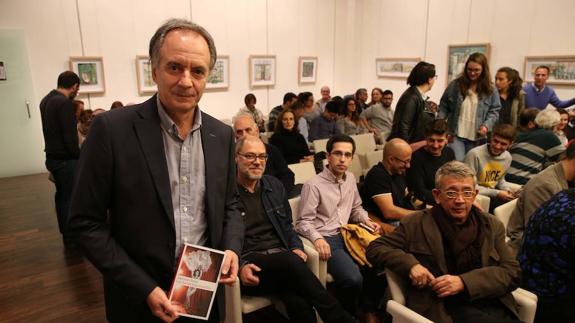 Antonio Soler, con la nueva edición del libro, ante la mirada de Aranda y Busutil. 