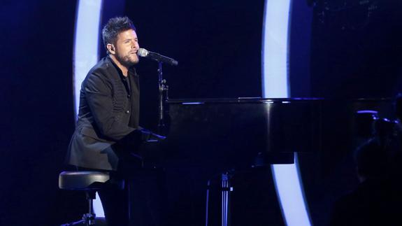 Pablo López, durante su al piano, durante su actuación en los Grammy Latino.