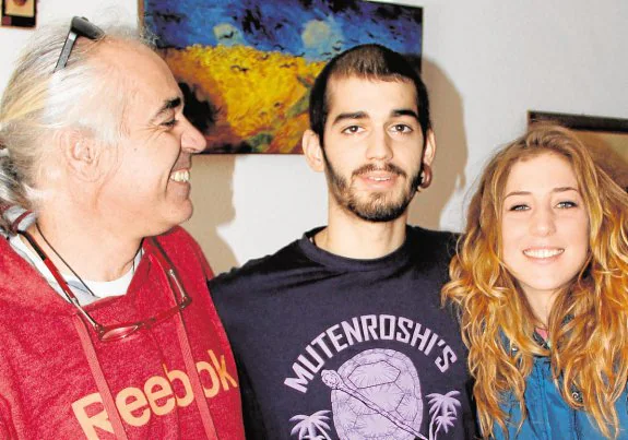 Pablo Ráez, con su padre y su novia, la semana pasada. :: pedro j. quero