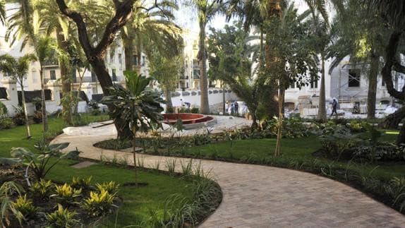 Aspecto de los jardines del Gran Hotel Miramar, donde los operarios ultiman las obras para la apertura.