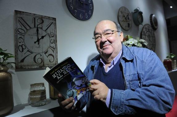 El periodista José Manuel Bermudo, con su obra. :: Josele-lanza