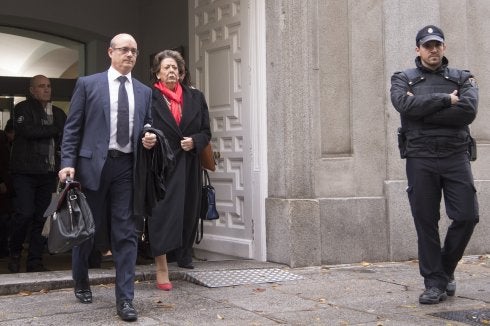Rita Barberá sale ayer del Supremo acompañada de su abogado José Antonio Choclán. :: de san bernardo