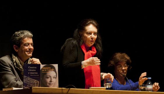 Aitana Alberti, ayer, entre José Antonio Mesa Toré y Julia Hidalgo