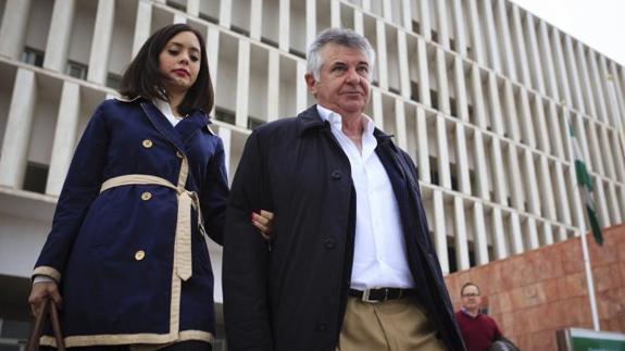 Roca acompañado de su abogada. 