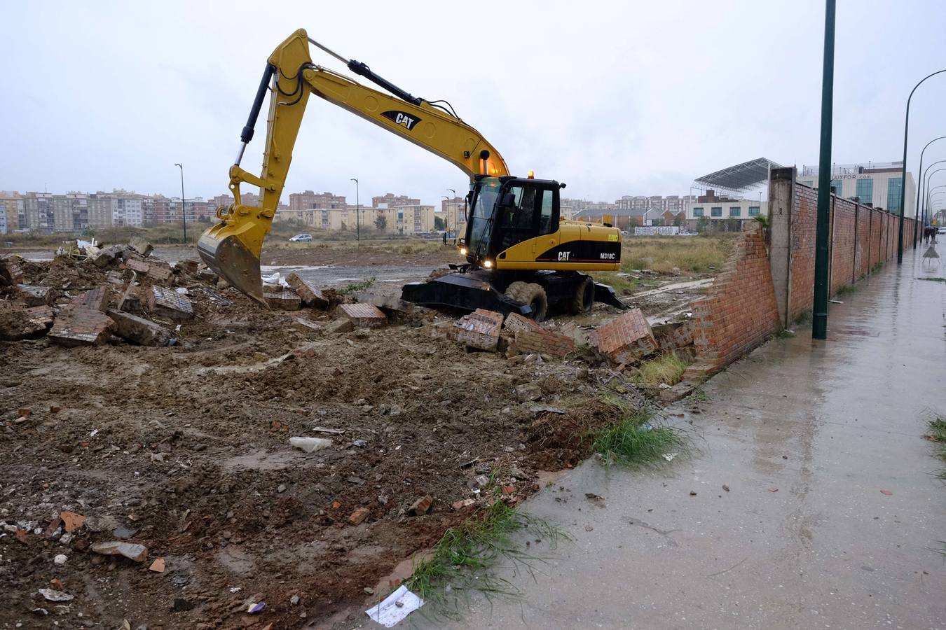 Demuelen el muro de calle Bodegueros junto a los terrenos de Repsol para evitar asentamientos