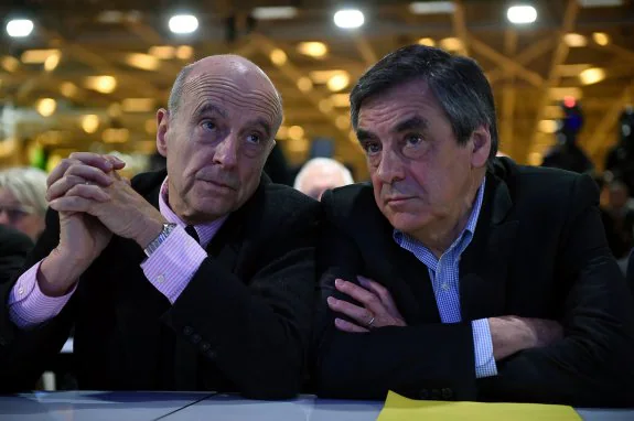 Alain Juppé, a la izquierda, y François Fillon, juntos en una reunión del consejo nacional de Los Republicanos. :: lionel bonaverture / efe
