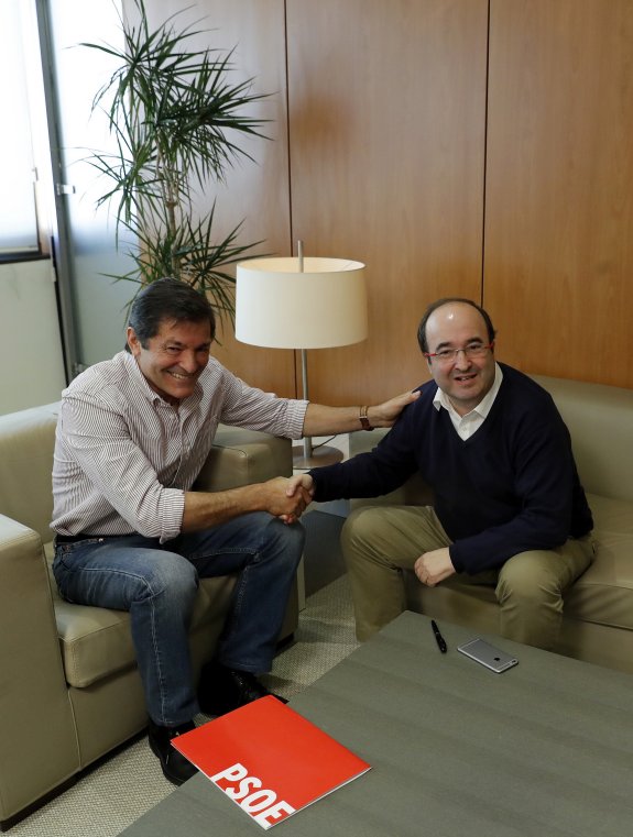 Javier Fernández y Miquel Iceta el pasado día 13 en su encuentro en Ferraz. :: efe