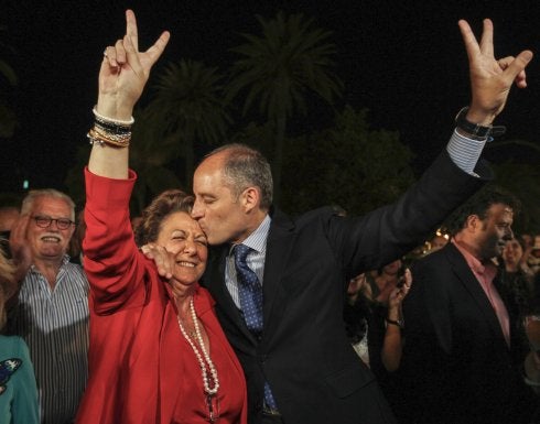 Barberá y Camps celebran sus triunfos en las municipales y autonómicas de 2011. :: mikel ponce
