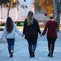 Sara, Ángela y Olivia, de espaldas, han conseguido salir adelante gracias a la terapia.