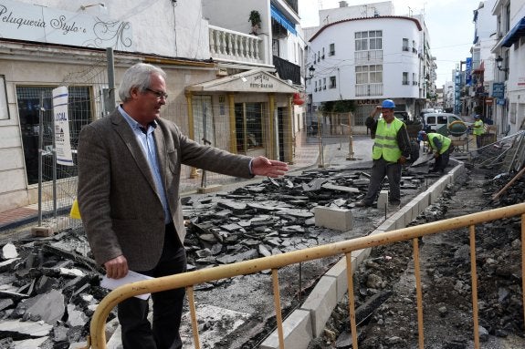 El teniente de alcalde de San Pedro, Rafael Piña, supervisa los trabajos. 