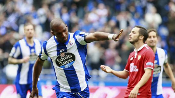 Babel, baja hoy por un problema muscular, celebra su tanto al Sevilla hace una semana.