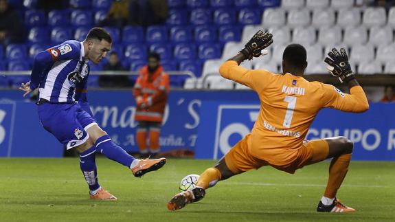 Kameni trata de parar un disparo deportivista la pasada temporda. 