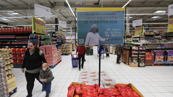 La primera jornada de la Gran Recogida alcanza unos 240.000 kilos de alimentos pese a la lluvia