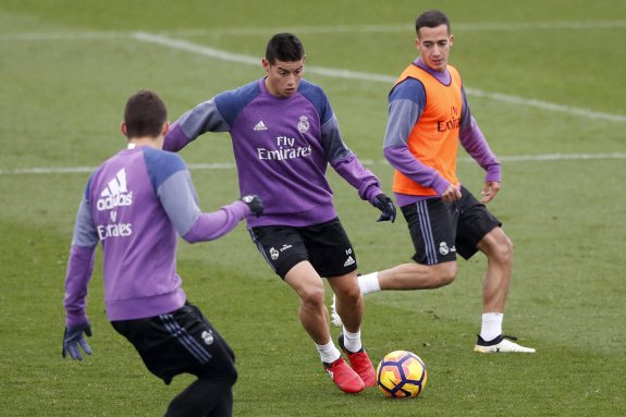 James conduce el balón entre Kovacic y Lucas Vázquez. :: EFE