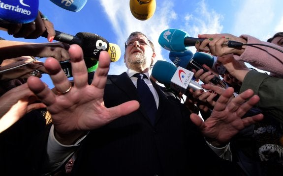 Mariano Rajoy atiende a los medios, anteayer en Valencia, antes del funeral por la exalcaldesa Rita Barberá. :: JOSE JORDAN / afp