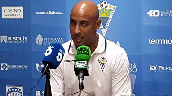 Nafti, que regresa al banquillo, en rueda de prensa. 