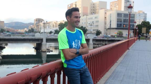 Dani Pérez posa con una de las camisetas promocionales de la séptima edición del Maratón de Málaga 