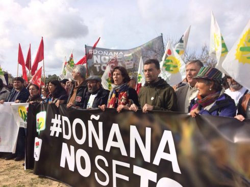 Teresa Rodríguez y Antonio Maíllo, ayer en la protesta contra Gas Natural en defensa de Doñana en la que también participó el PSOE. :: efe