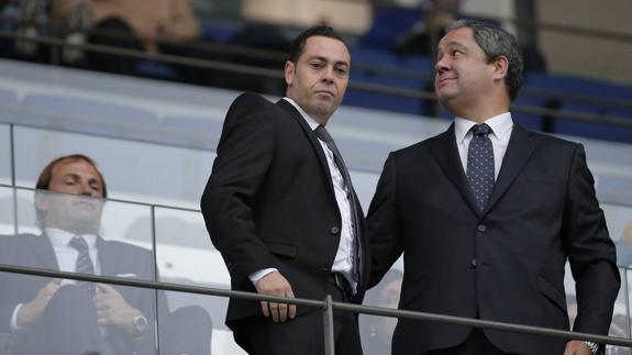 Carlos Pérez y el presidente del Deportivo, Tino Fernández, el sábado en La Rosaleda. 