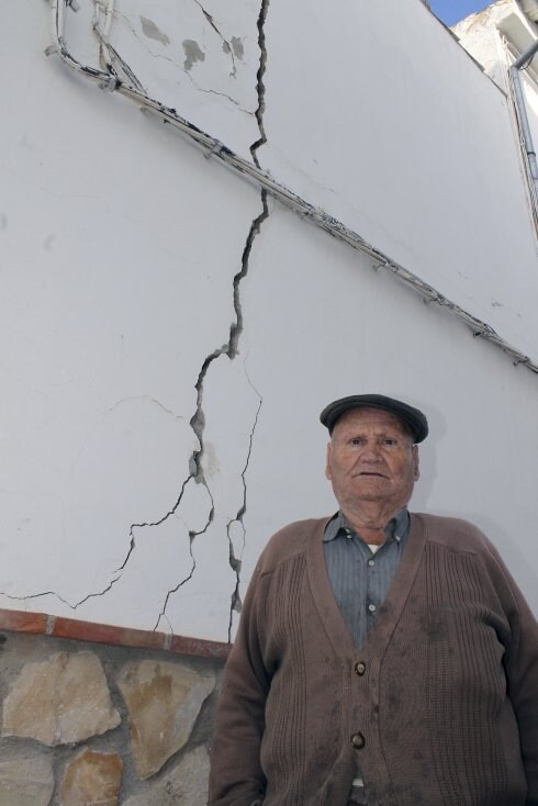 Juan Burruecos, de 84 años, junto a la fachada de su casa. :: a. j. g.