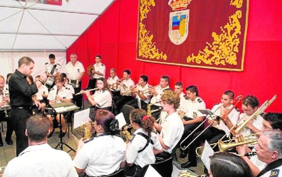 Los miembros de la antigua Banda Municipal de Torremolinos reclaman «un sitio donde tocar». :: a. g.