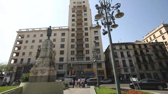 Vista de la rotonda con la estatua del Marqués de Larios.