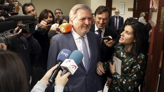 El ministro de Cultura, Íñigo Méndez de Vigo, atiende a los medios