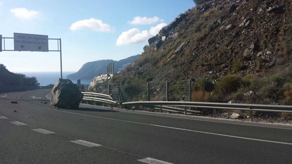 La piedra ha ocupado todo el carril