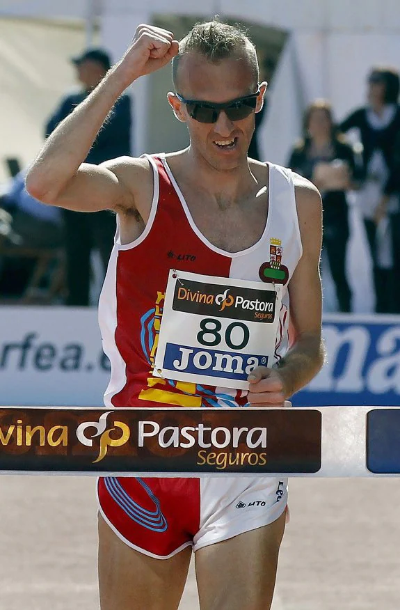 Sergio Sánchez, al proclamarse campeón de España de cross en Granollers en marzo de 2013. :: EFE