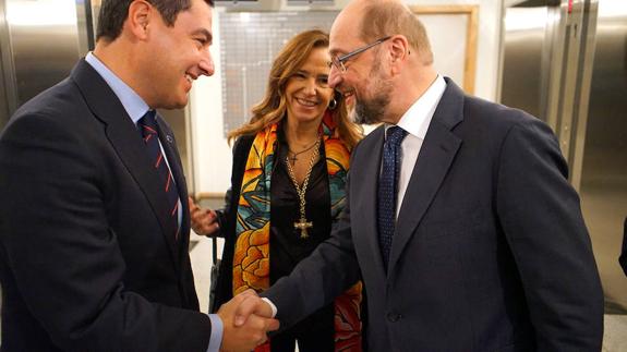 El presidente del PP andaluz, Juanma Moreno, saluda al presidente del Parlamento Europeo, Martin Schulz.