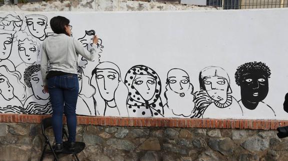 Sara Fratini es la autora del mural que han completado alumnos, refugiados y voluntarios en Bellas Artes