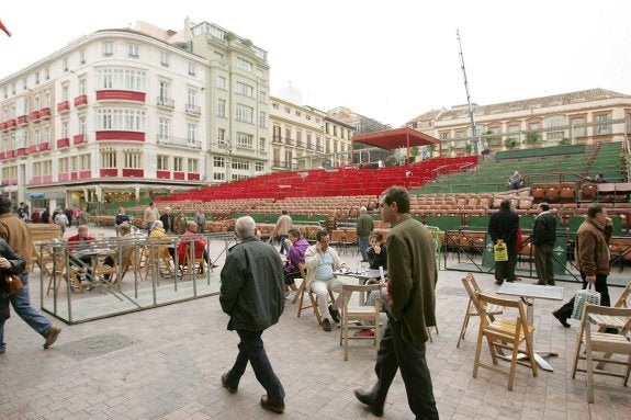 Tribuna oficial de la plaza de la Constitución, en la Semana Santa del año 2015. 