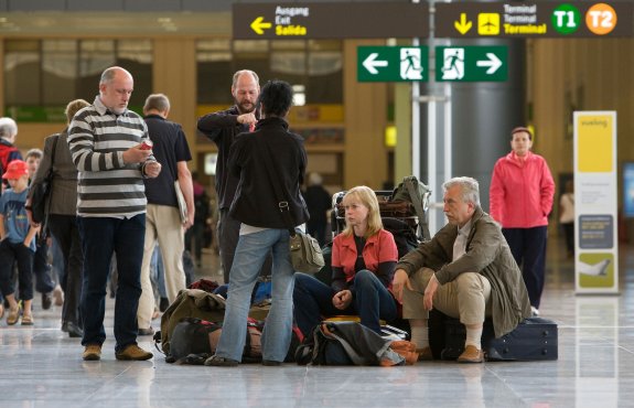 Turistas extranjeros transitan por el aeropuerto de Málaga. :: sur