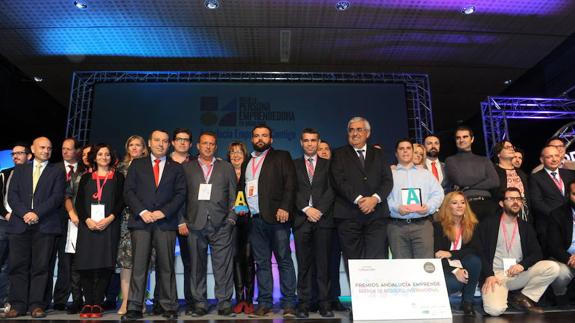 Foto de familia con los candidatos a los premios, representantes políticos y congresistas.