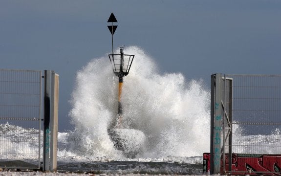 El temporal marítimo siguió azotando ayer la costa de Málaga. 