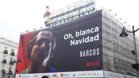 El provocativo cartel de la serie 'Narcos' en la Puerta del Sol.