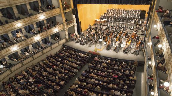 La Orquesta Filarmónica de Málaga, en un concierto en su sede, el Teatro Cervantes.