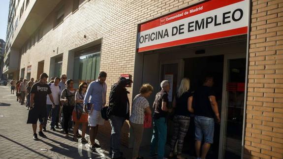 Imagen de archivo de la entrada a una oficina de empleo.