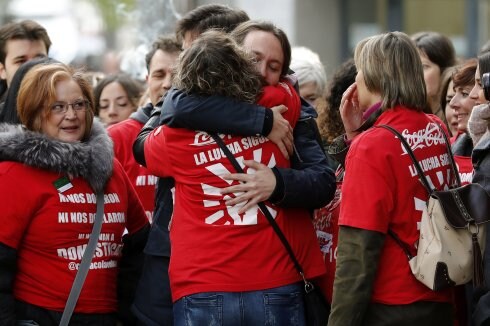 Iglesias se abraza a una trabajadora de Coca-Cola en conflicto con la empresa. :: chema moya / efe